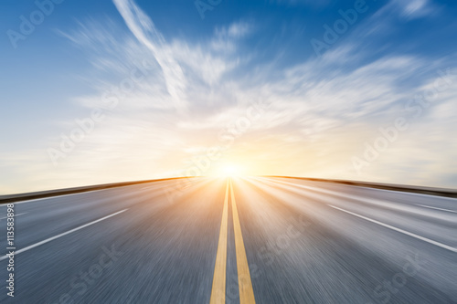 Fotografía Fuzzy motion asphalt highway at sunset scene
