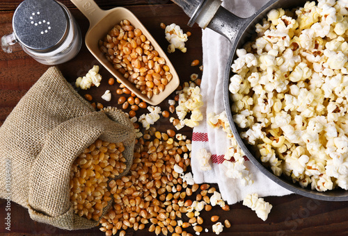 Valokuva Making Popcorn: Top view of a pot full of freshly popped popcorn with salt and unpopped kernels on the side