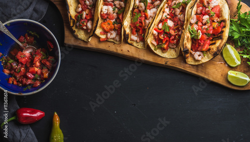 Cuadros en Lienzo Shrimp tacos with homemade salsa, limes and parsley