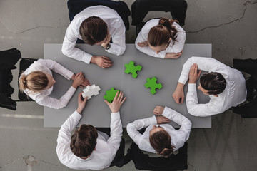 Wall Mural - Business people assembling puzzle