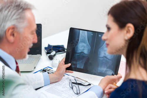 Fotografía Doctor showing a radiography to his patient