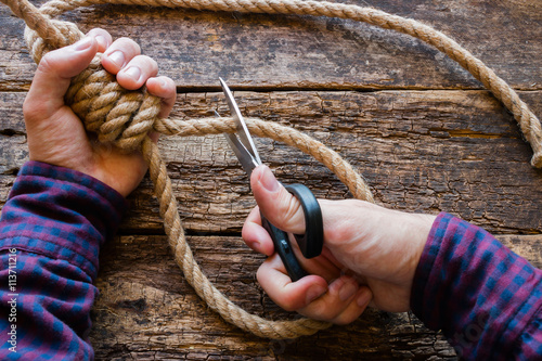 Fotomural Hombre cortó la cuerda con un nudo corredizo concepto parada de suicidio