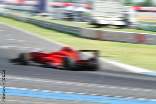 Zdjęcie XXL wyścigi samochodowe w drodze z rozmyciem w ruchu i radialnym bluem