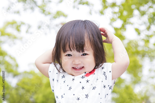 新緑の中 微笑む幼い女の子 Stock Photo Adobe Stock 新緑の中 微笑む幼い女の子 Stock Photo Adobe Stock