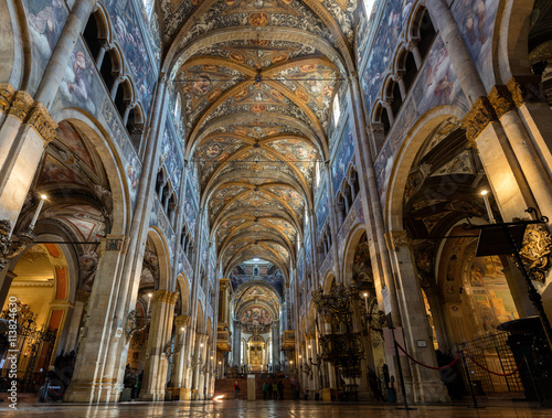 Plakat XII-wieczna romańska katedra Parma pełna renesansowej sztuki. Jego fresk sufitowy autorstwa Correggio uważany jest za arcydzieło renesansowych prac freskowych.