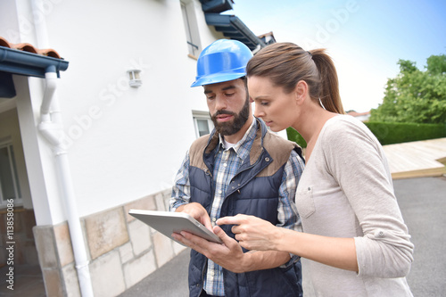Fotografía Technician with client showing what is being fixed