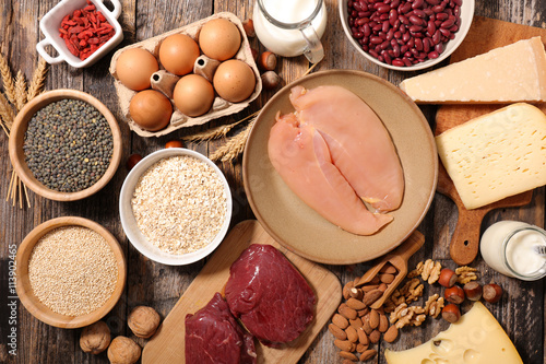 Cuadros en Lienzo Una variedad de alimentos ricos en proteínas