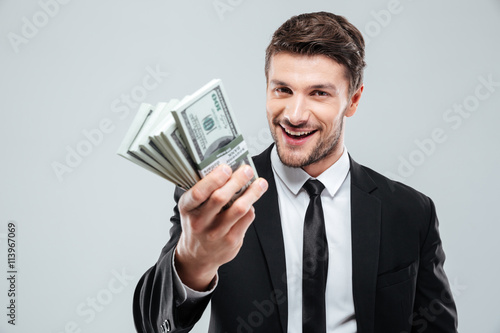 Fotografía Primer plano de la alegre joven hombre de negocios la celebración de dinero