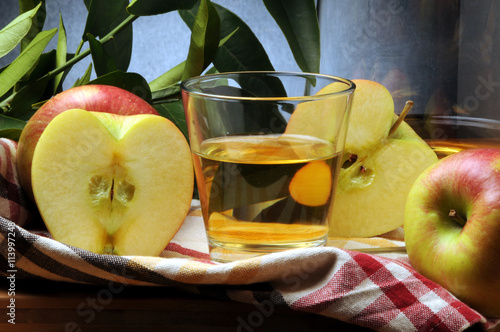 Fototapeta na szkło Ma'xemené-mahpe Sok jabłkowy Jus de pomme Succo di mela Apfelsaft Æblemost Omenamehu Elma suyu Яблочный сок Jugo de manzana Sok jabłkowy Cydr Sidro Cider Apfelschaumwein Sidra Cidre סיידר Cydr Sidr