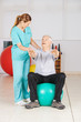 © Robert Kneschke - Senior macht Krankengymnastik in Physiotherapie