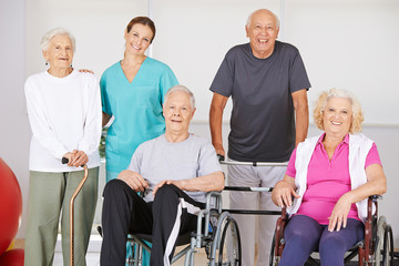 Wall Mural - Gruppe Senioren im Pflegeheim bei Physiotherapie