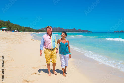 Fotografía Retirement Couple Strolling Tropical Beach in Hawaii