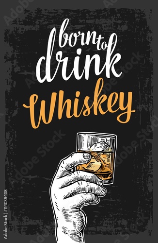 grafika-z-napisem-born-to-drink-whiskey-z-szklanka-na-czarnym-tle