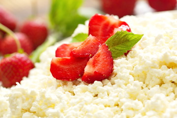 Cottage cheese with strawberries