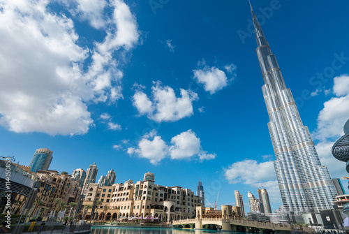 Fotografía DUBAI - NOVEMBER 22, 2015: Burj Khalifa tower. This skyscraper i