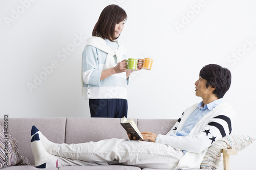 マグカップを持つ妻とソファに座る夫 Buy This Stock Photo And Explore Similar Images At Adobe Stock Adobe Stock マグカップを持つ妻とソファに座る夫 Buy This Stock Photo And Explore Similar Images At Adobe Stock Adobe Stock