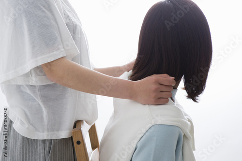 母親の肩をたたく娘 Stock 写真 Adobe Stock 母親の肩をたたく娘 Stock 写真 Adobe Stock