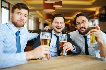 Poster - Toasting in pub