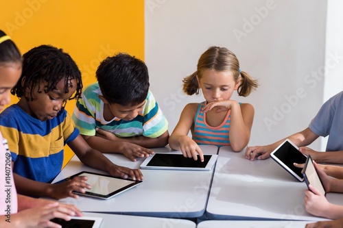 Fotografía Los niños que utilizan tabletas digitales
