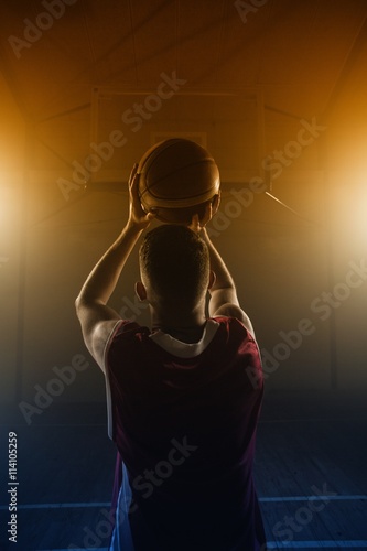 Cuadros en Lienzo Retrato de jugador de baloncesto frente a la parte posterior preparación para an