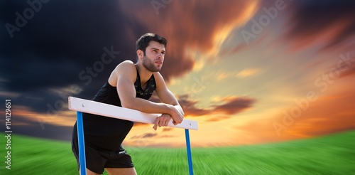 Fotografía Imagen compuesta del hombre atlético pulsa en un obstáculo que presenta