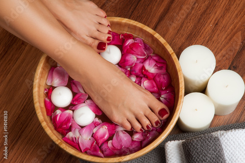 Fotografía Pies femeninos hermosos en el salón del balneario en procedimiento del pedicure