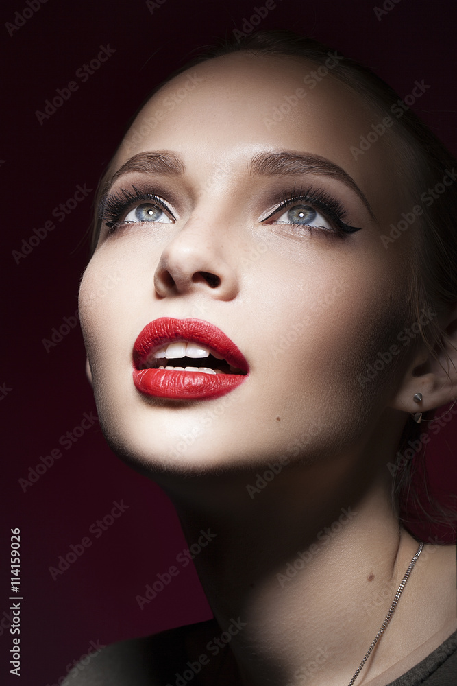 Beautiful girl with red lips and blue eyes looking up with open mouth - obrazy, fototapety, plakaty 