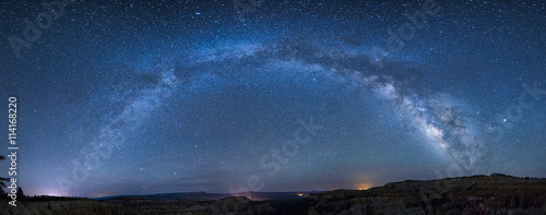 Fotografía Panoramic milky way over bryce canyon