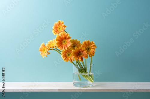 青い背景とオレンジ色のガーベラと花瓶 Adobe Stock でこのストック画像を購入して 類似の画像をさらに検索 Adobe Stock 青い背景とオレンジ色のガーベラと花瓶 Adobe Stock でこのストック画像を購入して 類似の画像をさらに検索 Adobe Stock