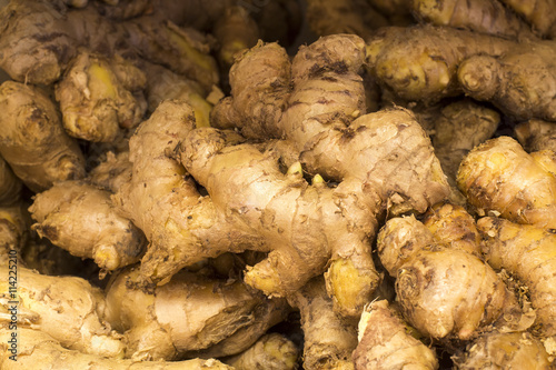 Racine de gingembre frais et gingembre moulu sur un marché à Arequipa, au Pérou Tableau sur Toile