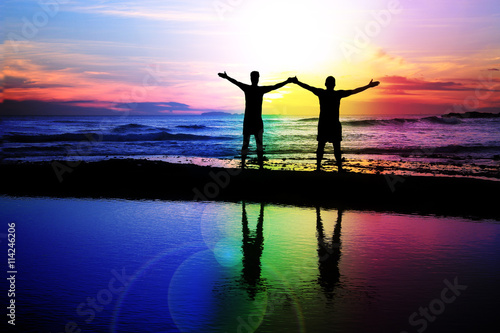 Fotomural Gay couple admiring a rainbow sunset.