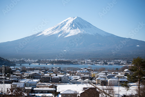 Fotografía Monte Fuji con el pueblo en la temporada de invierno