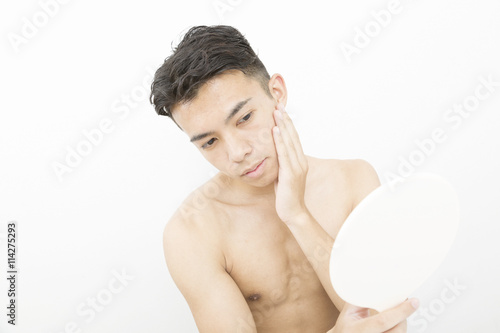 Fényképezés  メンズビューティ　鏡を見るイメージ　上半身　裸　汎用　白バック