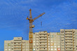 Подъемный башенный кран на строительстве жилого дома