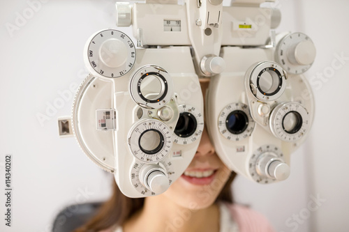 Fotomural Woman having optometry machine vision
