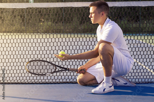 Le joueur de tennis à genoux dans la police de la raquette de tenue nette et la Tableau sur Toile