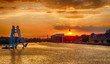 Blick von der Elsenbrücke in Berlin über die Skyline bei Sonnenuntergang