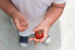 子供のトマト収穫