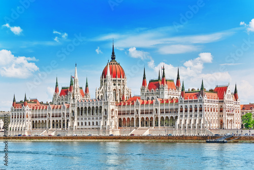 Fotografía Hungarian Parliament at daytime. Budapest. View from Danube rive