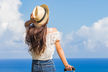 沖縄の海と旅をする女性