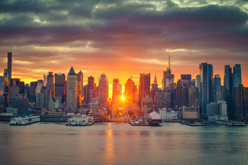 Fototapete - Cloudy sunrise over Manhattan, New York