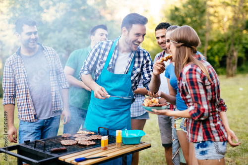 Fotografía Amigos que tienen una barbacoa en la naturaleza