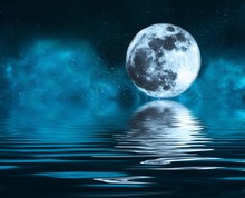 La Luna Se Mira En El Espejo Del Mar