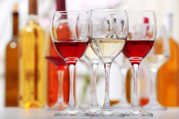 Poster - Wine glasses with red and white wine, closeup