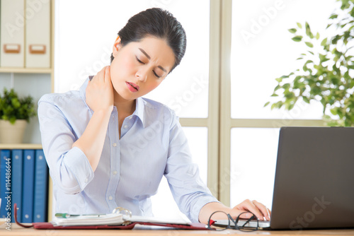 Fotografía Young asian business woman with pain in neck