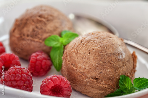 Obraz Dibond Lody czekoladowe z malinami