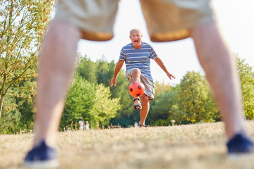 Zwei Senioren spielen zusammen Fußball