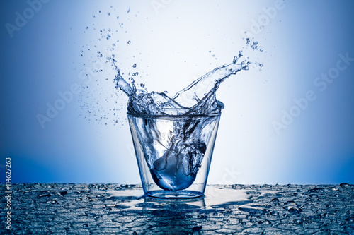 Verre D Eau Avec Eclaboussures Et Glacon Stock Photo Adobe Stock Verre D Eau Avec Eclaboussures Et Glacon Stock Photo Adobe Stock