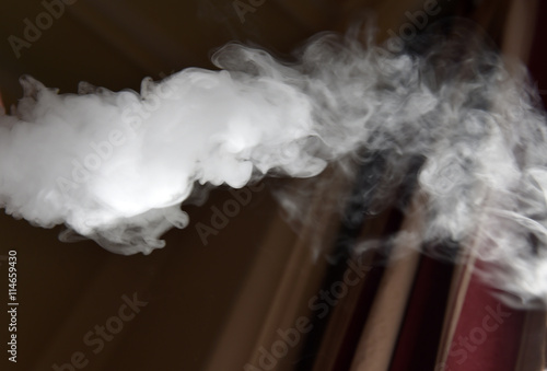 Plakat Chmura dymu, która pochodzi z papierosa