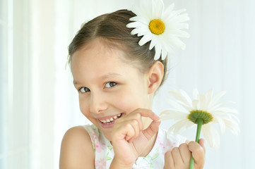 Wall Mural - Little girl with dasies flowers